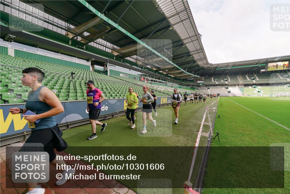 13.09.2026 - 21. swb-Marathon Bremen Michael Burmester http://msf.ph/oto/10301606 13.09.2026 10:46:41 Laufen im Stadion 10137, 10161, 10202, 10242, 10349, 10430, 10472, 10524, 10535, 10651, 10895, 10933, 10970, 11050, 11181, 11200, 11244, 11296, 11309, 11367, 11457, 11529, 11530, 11546, 11573, 11574, 11579, 11639, 11675, 11709, 11760, 11821, 12089, 12153, 12157, 12177, 12178, 12211, 12285, 12316, 12317, 12374, 12422, 12462, 12539, 10002, 10004, 10005, 10148, 10271, 10303, 10325, 10330, 10335, 10361, 10362, 10459, 10513, 10605, 10756, 10779, 10882, 10997 meine-sportfotos.de