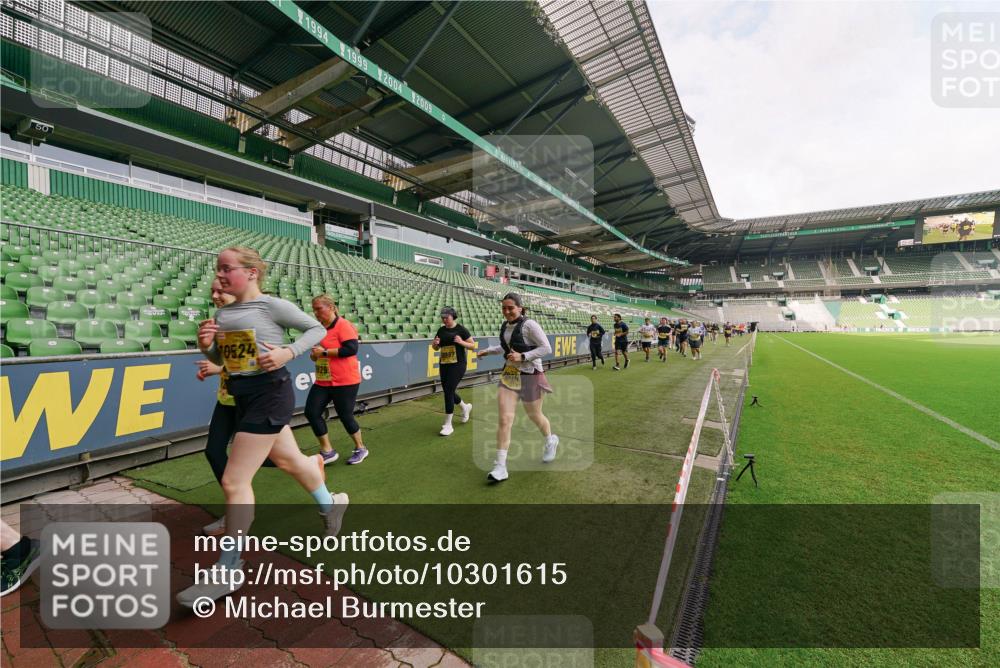 13.09.2026 - 21. swb-Marathon Bremen Michael Burmester http://msf.ph/oto/10301615 13.09.2026 10:46:42 Laufen im Stadion 10137, 10161, 10202, 10242, 10349, 10430, 10472, 10524, 10535, 10651, 10895, 10933, 10970, 11050, 11181, 11200, 11244, 11296, 11309, 11367, 11457, 11529, 11530, 11546, 11573, 11574, 11579, 11639, 11675, 11709, 11760, 11821, 12089, 12153, 12157, 12177, 12178, 12211, 12285, 12316, 12317, 12374, 12422, 12462, 12539, 10002, 10004, 10005, 10148, 10271, 10303, 10325, 10330, 10335, 10361, 10362, 10459, 10513, 10605, 10756, 10779, 10882, 10997 meine-sportfotos.de