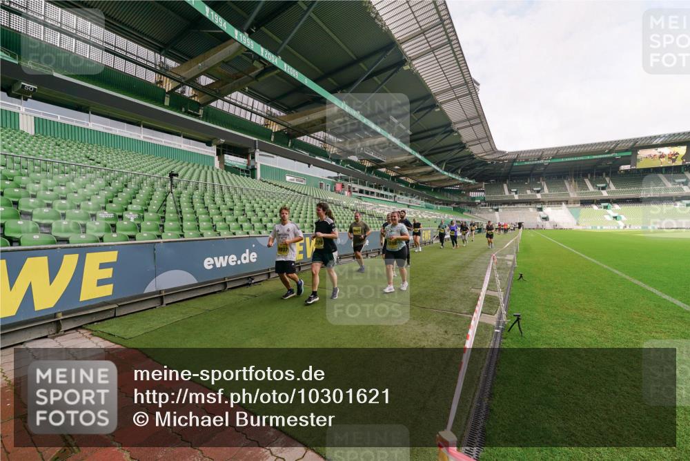 13.09.2026 - 21. swb-Marathon Bremen Michael Burmester http://msf.ph/oto/10301621 13.09.2026 10:46:48 Laufen im Stadion 10161, 10202, 10242, 10349, 10430, 10472, 10524, 10535, 10651, 10895, 10933, 10970, 11050, 11181, 11244, 11296, 11309, 11367, 11457, 11529, 11530, 11546, 11573, 11574, 11579, 11639, 11675, 11709, 11760, 11821, 12153, 12157, 12177, 12178, 12211, 12285, 12316, 12317, 12374, 12422, 12462, 10002, 10004, 10005, 10148, 10271, 10303, 10325, 10330, 10335, 10361, 10362, 10459, 10513, 10605, 10629, 10756, 10779, 10882, 10997, 11307 meine-sportfotos.de