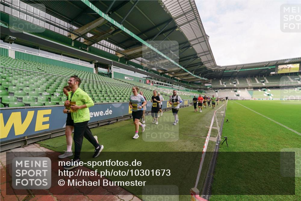 13.09.2026 - 21. swb-Marathon Bremen Michael Burmester http://msf.ph/oto/10301673 13.09.2026 10:47:13 Laufen im Stadion 10161, 10264, 10349, 10472, 10535, 10895, 10933, 10970, 11050, 11104, 11181, 11244, 11262, 11296, 11367, 11443, 11457, 11529, 11530, 11546, 11573, 11574, 11579, 11639, 11663, 11675, 11709, 11760, 11821, 12157, 12211, 12285, 12316, 12317, 12340, 12374, 12422, 12444, 12462, 10002, 10004, 10005, 10176, 10191, 10192, 10271, 10295, 10303, 10325, 10335, 10361, 10362, 10459, 10513, 10605, 10629, 10756, 10779, 10882, 10997, 10999, 11233, 11307 meine-sportfotos.de