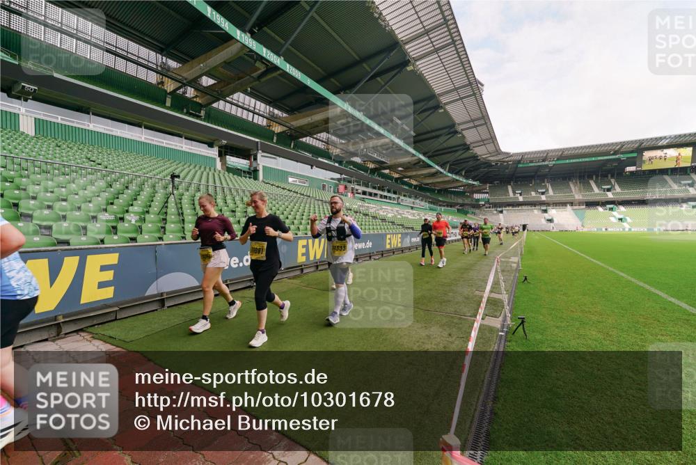 13.09.2026 - 21. swb-Marathon Bremen Michael Burmester http://msf.ph/oto/10301678 13.09.2026 10:47:14 Laufen im Stadion 10161, 10264, 10349, 10472, 10535, 10895, 10933, 10970, 11050, 11104, 11181, 11244, 11262, 11296, 11367, 11443, 11457, 11529, 11530, 11546, 11573, 11574, 11579, 11639, 11663, 11675, 11709, 11760, 11821, 12157, 12211, 12285, 12316, 12317, 12340, 12374, 12422, 12444, 12462, 10002, 10004, 10005, 10176, 10191, 10192, 10271, 10295, 10303, 10325, 10335, 10361, 10362, 10459, 10513, 10605, 10629, 10756, 10779, 10882, 10997, 10999, 11233, 11307 meine-sportfotos.de