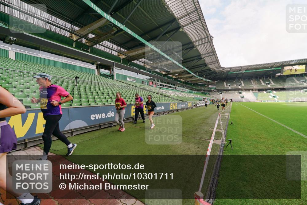 13.09.2026 - 21. swb-Marathon Bremen Michael Burmester http://msf.ph/oto/10301711 13.09.2026 10:47:25 Laufen im Stadion 10161, 10264, 10292, 10349, 10535, 10732, 10895, 10925, 10933, 10970, 11050, 11104, 11181, 11244, 11262, 11296, 11423, 11443, 11457, 11529, 11530, 11546, 11573, 11574, 11579, 11639, 11663, 11675, 11698, 11760, 12083, 12157, 12211, 12285, 12316, 12317, 12340, 12374, 12422, 12444, 12462, 12472, 10002, 10004, 10005, 10176, 10191, 10192, 10271, 10295, 10325, 10335, 10361, 10362, 10459, 10513, 10605, 10629, 10713, 10756, 10779, 10882, 10997, 10999, 11233, 11307 meine-sportfotos.de