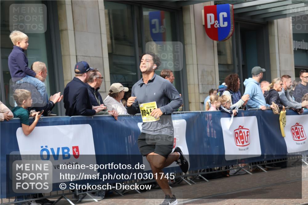 13.09.2026 - 21. swb-Marathon Bremen Strokosch-Dieckow http://msf.ph/oto/10301745 13.09.2026 10:49:57 Ziel 10170, 10233, 10876, 10923, 11111, 11128, 11178, 11415, 11497, 11499, 11622, 11680, 12045, 12240, 12269, 12510, 13562, 10452, 10508, 10593, 10709, 10966, 11005, 11007, 11035, 11183, 11415, 11717, 12380, 12510 meine-sportfotos.de