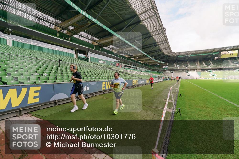 13.09.2026 - 21. swb-Marathon Bremen Michael Burmester http://msf.ph/oto/10301776 13.09.2026 10:48:10 Laufen im Stadion 10264, 10292, 10349, 10407, 10440, 10732, 10789, 10925, 10933, 11104, 11262, 11423, 11443, 11541, 11573, 11579, 11639, 11663, 11698, 11980, 12083, 12157, 12340, 12444, 12471, 12472, 12542, 12561, 10137, 10176, 10191, 10192, 10194, 10202, 10242, 10295, 10325, 10335, 10344, 10430, 10459, 10513, 10524, 10568, 10600, 10605, 10629, 10679, 10713, 10756, 10779, 10882, 10979, 10997, 10999, 11081, 11200, 11233, 11307, 12089, 12153 meine-sportfotos.de