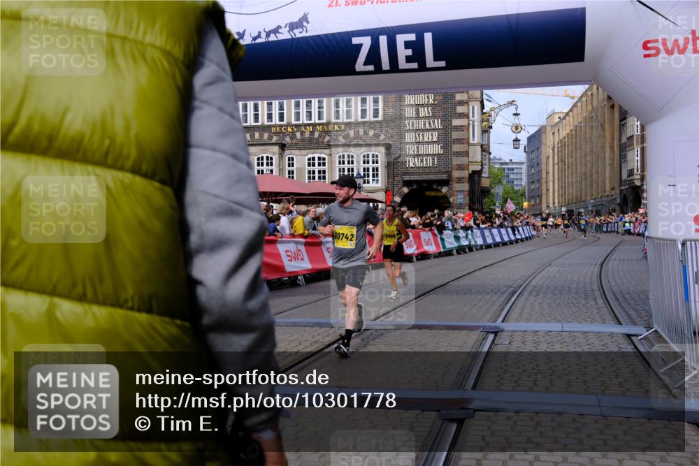 13.09.2026 - 21. swb-Marathon Bremen Tim E. http://msf.ph/oto/10301778 13.09.2026 10:43:53 Ziel 10328, 10618, 10742, 11468, 11607, 11826, 13509 meine-sportfotos.de