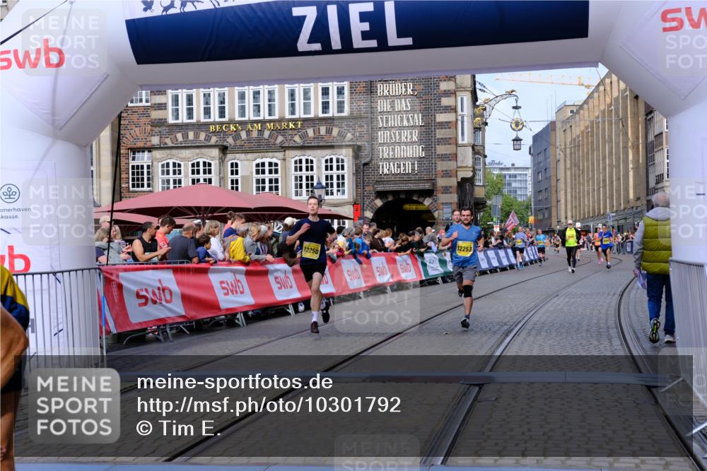 13.09.2026 - 21. swb-Marathon Bremen Tim E. http://msf.ph/oto/10301792 13.09.2026 10:44:01 Ziel 10742, 11019, 11607, 11948, 12250, 12253, 13509 meine-sportfotos.de