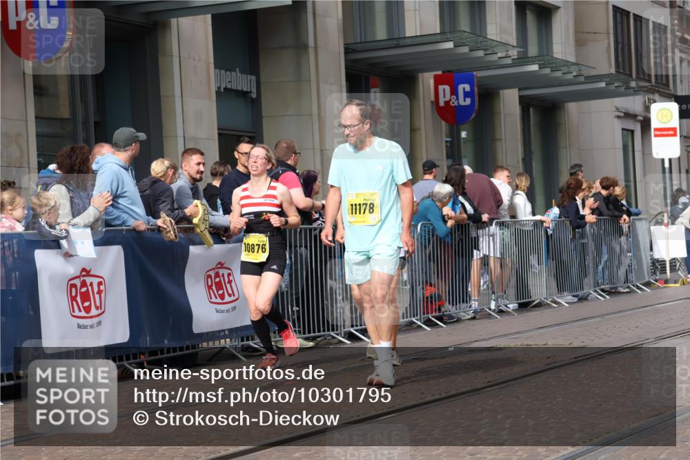 13.09.2026 - 21. swb-Marathon Bremen Strokosch-Dieckow http://msf.ph/oto/10301795 13.09.2026 10:49:59 Ziel 10170, 10233, 10525, 10840, 10876, 10923, 11111, 11128, 11178, 11497, 11499, 11622, 11680, 12045, 12078, 12240, 12269, 12447, 13562, 10452, 10508, 10593, 10709, 10966, 11005, 11007, 11035, 11183, 11415, 12380, 12510 meine-sportfotos.de