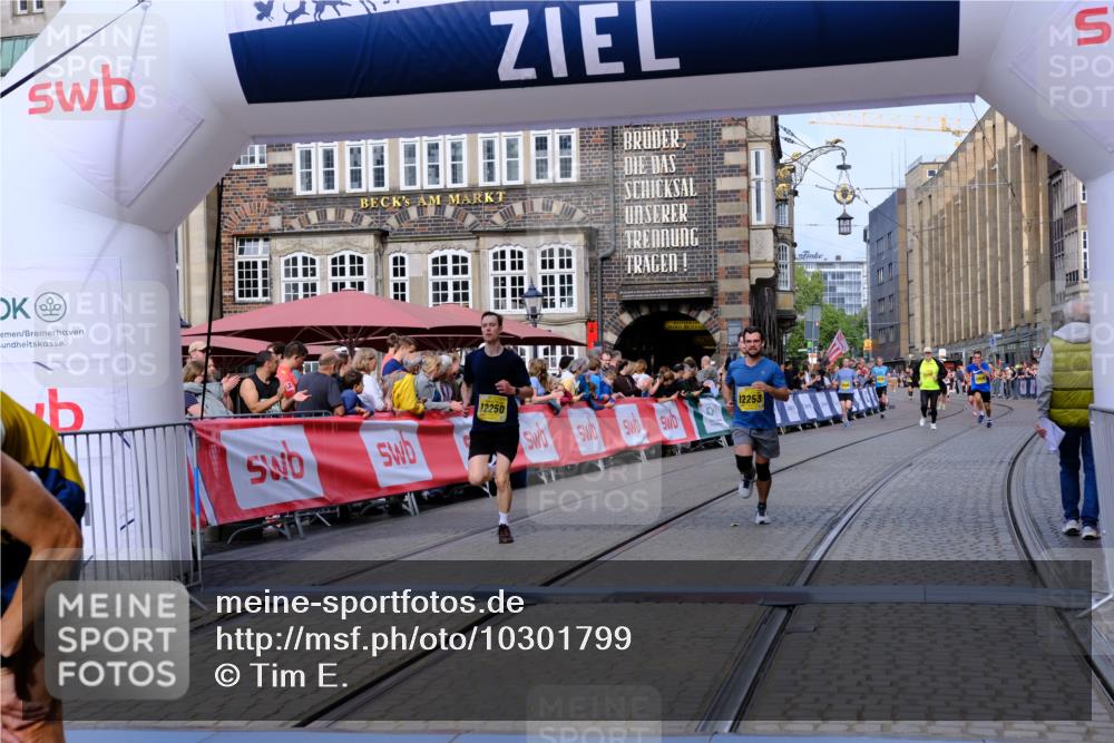 13.09.2026 - 21. swb-Marathon Bremen Tim E. http://msf.ph/oto/10301799 13.09.2026 10:44:02 Ziel 10337, 10742, 11019, 11208, 11948, 12250, 12253, 13509 meine-sportfotos.de