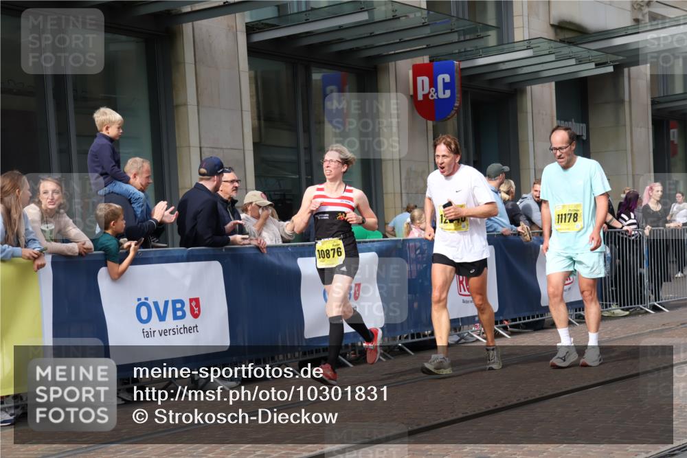 13.09.2026 - 21. swb-Marathon Bremen Strokosch-Dieckow http://msf.ph/oto/10301831 13.09.2026 10:50:01 Ziel 10170, 10233, 10525, 10840, 10876, 10923, 11111, 11128, 11178, 11497, 11499, 11622, 11680, 11742, 12045, 12078, 12240, 12269, 12447, 13562, 10452, 10508, 10593, 10709, 10876, 10966, 11005, 11007, 11035, 11183, 11415, 12380, 12510 meine-sportfotos.de