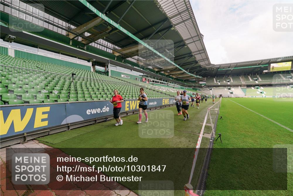13.09.2026 - 21. swb-Marathon Bremen Michael Burmester http://msf.ph/oto/10301847 13.09.2026 10:49:48 Laufen im Stadion 10407, 10413, 10627, 10667, 10710, 10754, 11031, 11254, 11266, 11541, 11712, 11780, 11851, 11942, 11980, 12440, 12542, 10137, 10161, 10194, 10202, 10242, 10349, 10430, 10472, 10524, 10535, 10600, 10651, 10895, 10933, 10970, 11050, 11181, 11200, 11244, 11296, 11309, 11367, 11457, 11529, 11530, 11546, 11573, 11574, 11579, 11639, 11675, 11709, 11760, 11821, 12089, 12153, 12177, 12178 meine-sportfotos.de