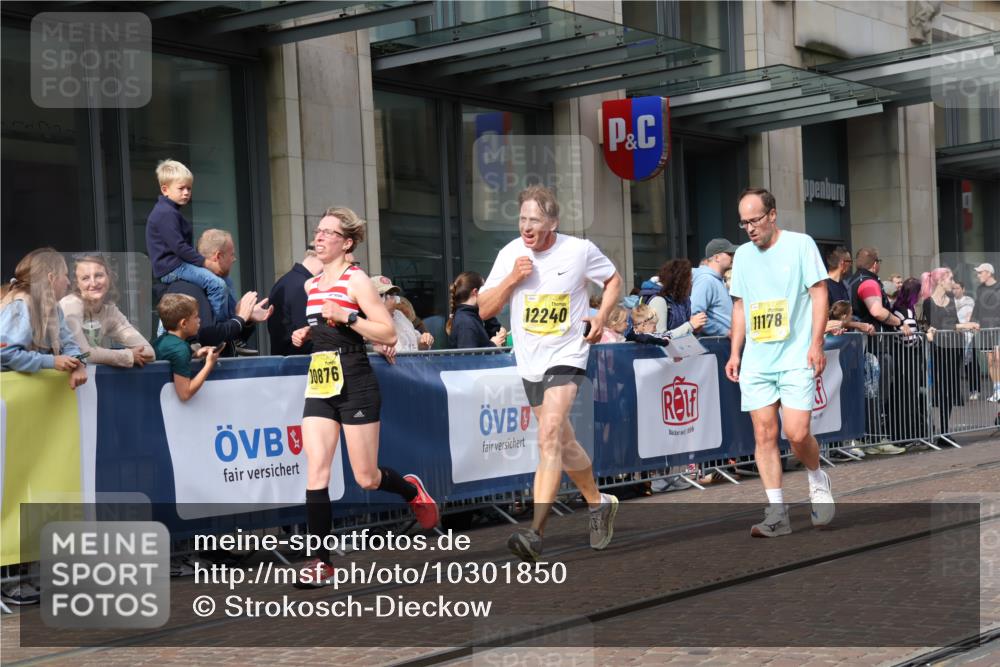13.09.2026 - 21. swb-Marathon Bremen Strokosch-Dieckow http://msf.ph/oto/10301850 13.09.2026 10:50:01 Ziel 10170, 10233, 10525, 10840, 10876, 10923, 11111, 11128, 11178, 11497, 11499, 11622, 11680, 11742, 12045, 12078, 12240, 12269, 12447, 13562, 10452, 10508, 10593, 10709, 10876, 10966, 11005, 11007, 11035, 11183, 11415, 12380, 12510 meine-sportfotos.de