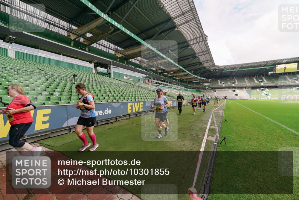 13.09.2026 - 21. swb-Marathon Bremen Michael Burmester http://msf.ph/oto/10301855 13.09.2026 10:49:50 Laufen im Stadion 10407, 10413, 10627, 10667, 10710, 10754, 11031, 11254, 11266, 11541, 11712, 11780, 11851, 11942, 11980, 12440, 12542, 10137, 10161, 10202, 10242, 10349, 10430, 10472, 10524, 10535, 10600, 10651, 10895, 10933, 10970, 11050, 11181, 11200, 11244, 11296, 11309, 11367, 11457, 11529, 11530, 11546, 11573, 11574, 11579, 11639, 11675, 11709, 11760, 11821, 12089, 12153, 12177, 12178 meine-sportfotos.de
