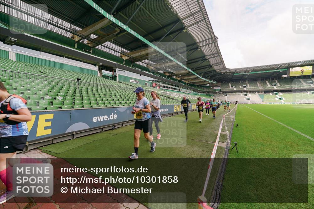 13.09.2026 - 21. swb-Marathon Bremen Michael Burmester http://msf.ph/oto/10301858 13.09.2026 10:49:51 Laufen im Stadion 10407, 10413, 10627, 10667, 10710, 10754, 11031, 11254, 11266, 11541, 11712, 11780, 11851, 11942, 11980, 12440, 12542, 10137, 10161, 10202, 10242, 10349, 10430, 10472, 10524, 10535, 10651, 10895, 10933, 10970, 11050, 11181, 11200, 11244, 11296, 11309, 11367, 11457, 11529, 11530, 11546, 11573, 11574, 11579, 11639, 11675, 11709, 11760, 11821, 12089, 12153, 12177, 12178 meine-sportfotos.de