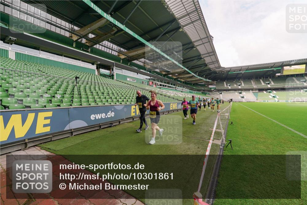 13.09.2026 - 21. swb-Marathon Bremen Michael Burmester http://msf.ph/oto/10301861 13.09.2026 10:49:53 Laufen im Stadion 10407, 10413, 10627, 10667, 10710, 10754, 11031, 11254, 11266, 11541, 11712, 11780, 11851, 11942, 11980, 12440, 12542, 10137, 10161, 10202, 10242, 10349, 10430, 10472, 10524, 10535, 10651, 10895, 10933, 10970, 11050, 11181, 11200, 11244, 11296, 11309, 11367, 11457, 11529, 11530, 11546, 11573, 11574, 11579, 11639, 11675, 11709, 11760, 11821, 12153, 12177, 12178 meine-sportfotos.de
