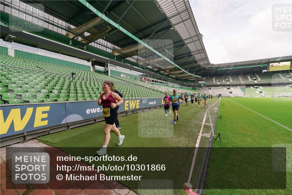 13.09.2026 - 21. swb-Marathon Bremen Michael Burmester http://msf.ph/oto/10301866 13.09.2026 10:49:54 Laufen im Stadion 10413, 10627, 10667, 10710, 10754, 11031, 11254, 11266, 11541, 11712, 11780, 11851, 11942, 11980, 12440, 10137, 10161, 10202, 10242, 10349, 10430, 10472, 10524, 10535, 10651, 10895, 10933, 10970, 11050, 11181, 11200, 11244, 11296, 11309, 11367, 11457, 11529, 11530, 11546, 11573, 11574, 11579, 11639, 11675, 11709, 11760, 11821, 12153, 12177, 12178 meine-sportfotos.de