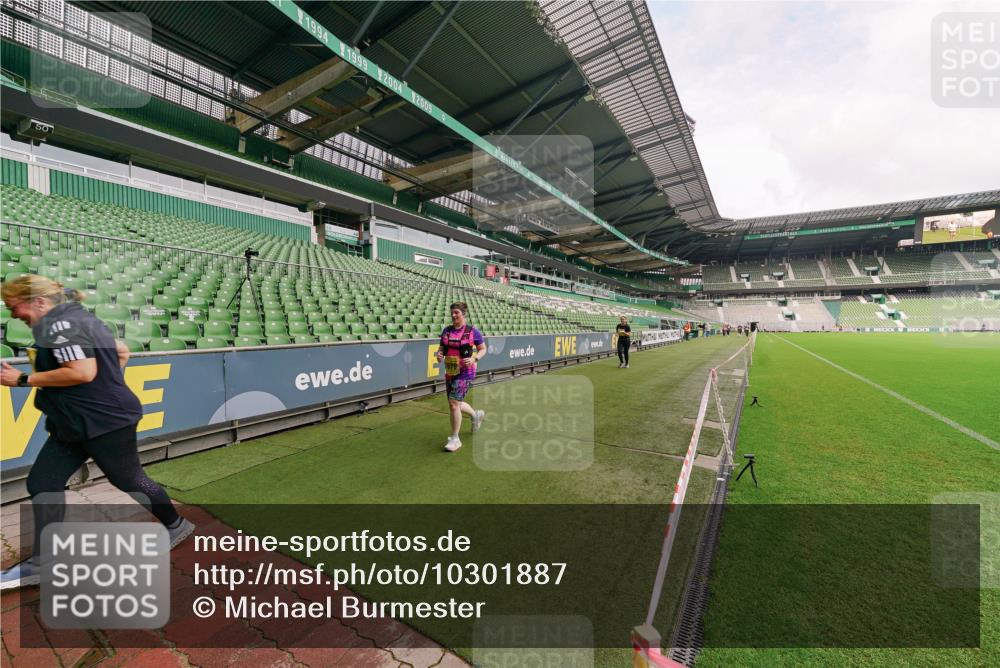 13.09.2026 - 21. swb-Marathon Bremen Michael Burmester http://msf.ph/oto/10301887 13.09.2026 10:50:15 Laufen im Stadion 10413, 10573, 10627, 10667, 10710, 10754, 11031, 11254, 11266, 11712, 11780, 11851, 11942, 12440, 10161, 10349, 10472, 10535, 10895, 10933, 10970, 11050, 11181, 11244, 11296, 11309, 11367, 11457, 11529, 11530, 11546, 11573, 11574, 11579, 11639, 11675, 11709, 11760, 11821, 12157 meine-sportfotos.de