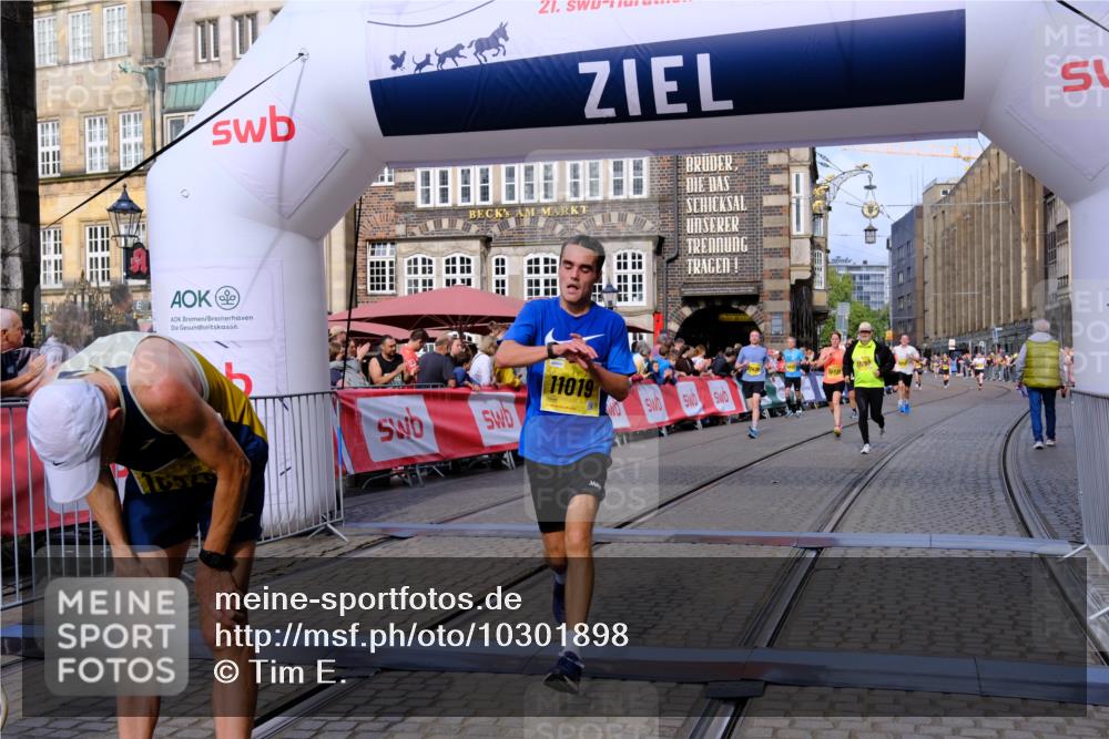 13.09.2026 - 21. swb-Marathon Bremen Tim E. http://msf.ph/oto/10301898 13.09.2026 10:44:07 Ziel 10337, 11019, 11208, 11312, 11447, 11614, 11930, 11948, 12250, 12253, 12436, 12559 meine-sportfotos.de