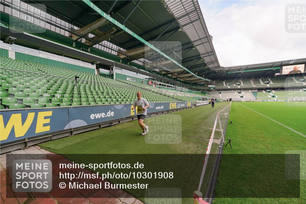 13.09.2026 - 21. swb-Marathon Bremen Michael Burmester http://msf.ph/oto/10301908 13.09.2026 10:50:49 Laufen im Stadion 10533, 10534, 10573, 10627, 10650, 10667, 10710, 10968, 11031, 11195, 11266, 11352, 11496, 11712, 11780, 11807, 12377, 12408, 12440, 12535, 10161, 10264, 10292, 10349, 10535, 10732, 10895, 10925, 10933, 10970, 11104, 11262, 11296, 11423, 11443, 11457, 11529, 11530, 11546, 11573, 11579, 11639, 11663, 11675, 11698, 12083, 12157, 12340, 12444, 12472 meine-sportfotos.de