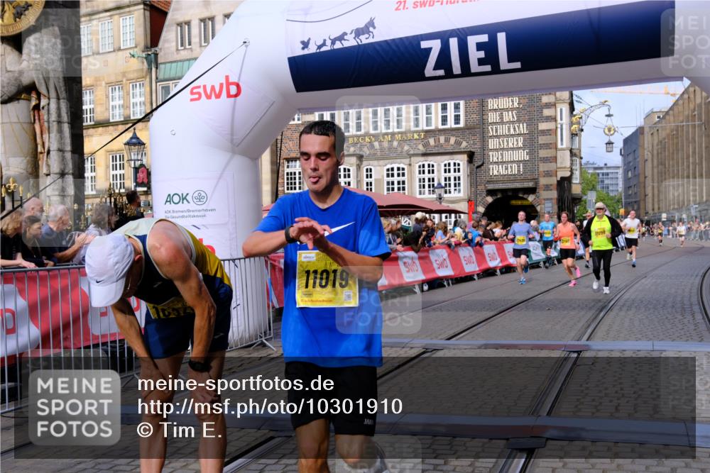 13.09.2026 - 21. swb-Marathon Bremen Tim E. http://msf.ph/oto/10301910 13.09.2026 10:44:07 Ziel 10337, 11019, 11208, 11312, 11447, 11614, 11930, 11948, 12250, 12253, 12436, 12559 meine-sportfotos.de