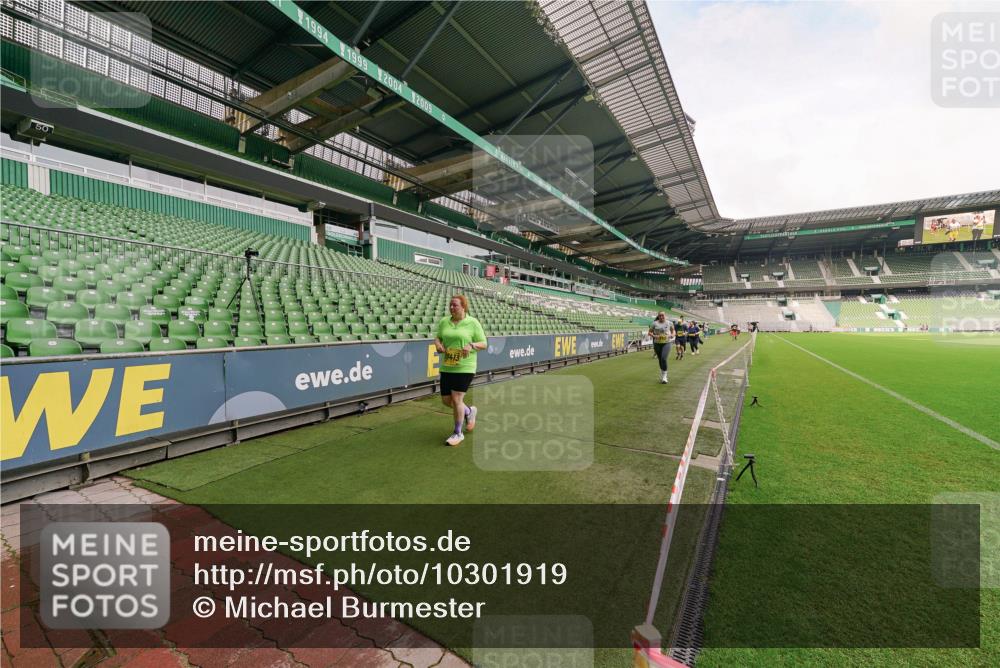 13.09.2026 - 21. swb-Marathon Bremen Michael Burmester http://msf.ph/oto/10301919 13.09.2026 10:51:32 Laufen im Stadion 10387, 10533, 10534, 10573, 10627, 10650, 10667, 10967, 10968, 11017, 11025, 11031, 11161, 11195, 11266, 11341, 11352, 11496, 11538, 11807, 12377, 12408, 12535, 12546, 10264, 10292, 10349, 10407, 10440, 10732, 10789, 10925, 10933, 11104, 11262, 11423, 11443, 11541, 11639, 11663, 11698, 11980, 12083, 12157, 12340, 12444, 12471, 12472, 12542, 12561 meine-sportfotos.de