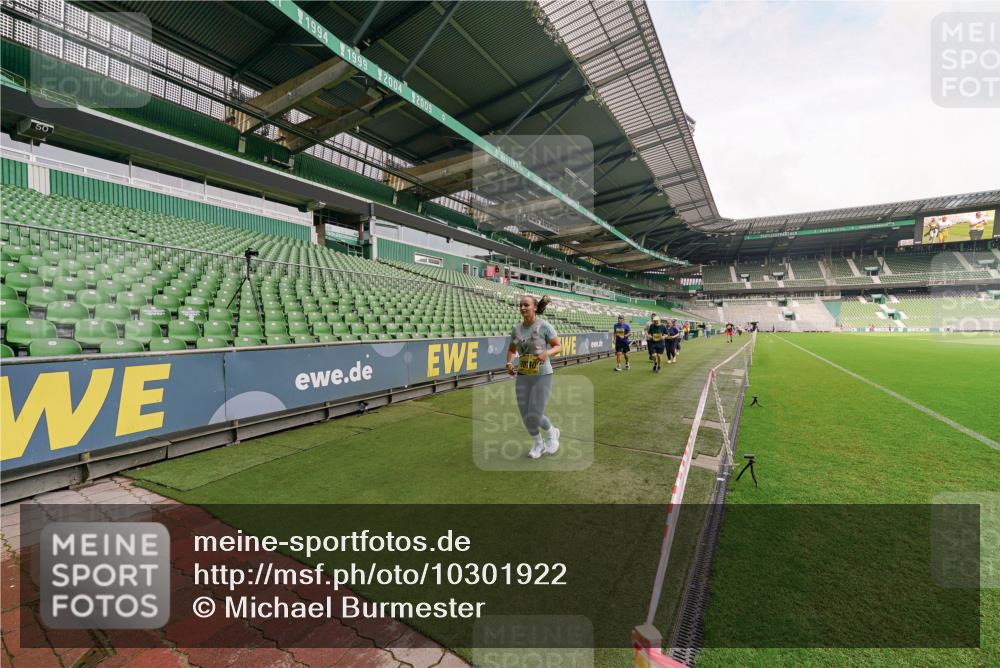 13.09.2026 - 21. swb-Marathon Bremen Michael Burmester http://msf.ph/oto/10301922 13.09.2026 10:51:35 Laufen im Stadion 10387, 10533, 10534, 10573, 10627, 10650, 10667, 10967, 10968, 11017, 11025, 11031, 11161, 11195, 11266, 11341, 11352, 11496, 11538, 11807, 12377, 12408, 12535, 12546, 10264, 10292, 10349, 10407, 10440, 10732, 10789, 10925, 11104, 11262, 11423, 11443, 11541, 11663, 11698, 11980, 12083, 12157, 12340, 12444, 12471, 12472, 12542, 12561 meine-sportfotos.de