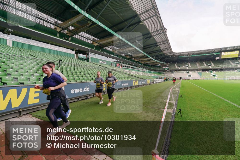 13.09.2026 - 21. swb-Marathon Bremen Michael Burmester http://msf.ph/oto/10301934 13.09.2026 10:51:43 Laufen im Stadion 10387, 10533, 10534, 10573, 10627, 10650, 10967, 10968, 11017, 11025, 11161, 11195, 11266, 11341, 11352, 11444, 11496, 11538, 11807, 12377, 12408, 12535, 12546, 10264, 10292, 10407, 10413, 10440, 10732, 10754, 10789, 10925, 11104, 11262, 11423, 11443, 11541, 11663, 11698, 11980, 12083, 12157, 12340, 12444, 12471, 12472, 12542, 12561 meine-sportfotos.de