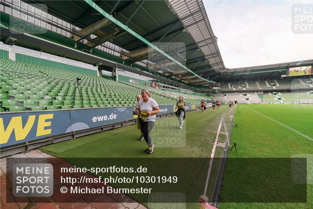 13.09.2026 - 21. swb-Marathon Bremen Michael Burmester http://msf.ph/oto/10301949 13.09.2026 10:52:09 Laufen im Stadion 10317, 10387, 10533, 10534, 10573, 10650, 10967, 10968, 11017, 11025, 11161, 11195, 11341, 11352, 11444, 11496, 11538, 11807, 12377, 12408, 12535, 12546, 10264, 10292, 10407, 10413, 10440, 10732, 10754, 10789, 10925, 11104, 11254, 11262, 11423, 11443, 11541, 11663, 11698, 11712, 11851, 11942, 11980, 12083, 12340, 12444, 12471, 12472, 12542, 12561 meine-sportfotos.de