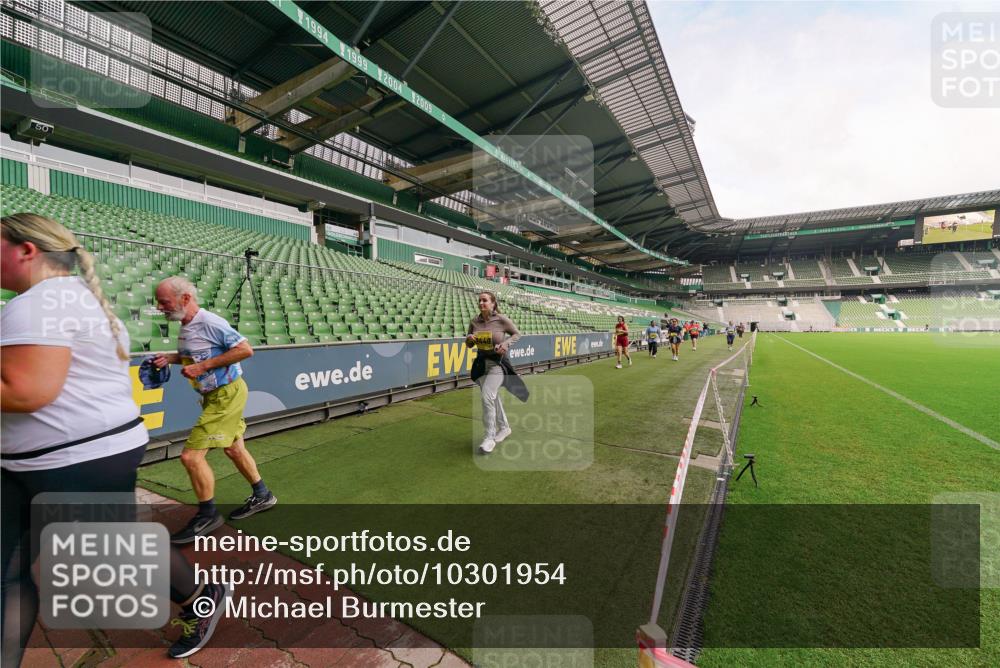 13.09.2026 - 21. swb-Marathon Bremen Michael Burmester http://msf.ph/oto/10301954 13.09.2026 10:52:11 Laufen im Stadion 10317, 10387, 10533, 10534, 10573, 10650, 10967, 10968, 11017, 11025, 11161, 11195, 11341, 11352, 11444, 11496, 11538, 11807, 12377, 12408, 12535, 12546, 10264, 10292, 10407, 10413, 10440, 10732, 10754, 10789, 10925, 11104, 11254, 11262, 11423, 11443, 11541, 11663, 11698, 11712, 11851, 11942, 11980, 12083, 12340, 12444, 12471, 12472, 12542, 12561 meine-sportfotos.de