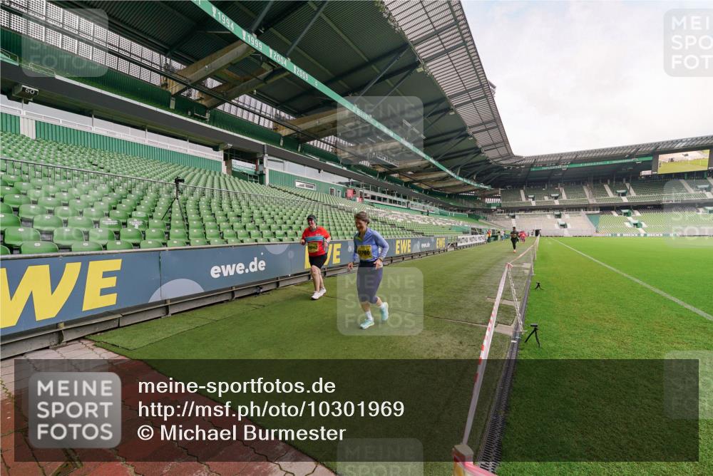 13.09.2026 - 21. swb-Marathon Bremen Michael Burmester http://msf.ph/oto/10301969 13.09.2026 10:52:22 Laufen im Stadion 10317, 10387, 10533, 10534, 10650, 10967, 10968, 11017, 11025, 11161, 11195, 11341, 11352, 11444, 11496, 11538, 11807, 12377, 12408, 12416, 12535, 12546, 10264, 10292, 10407, 10413, 10440, 10732, 10754, 10789, 10925, 11104, 11254, 11262, 11423, 11443, 11541, 11698, 11712, 11851, 11942, 11980, 12083, 12440, 12444, 12471, 12472, 12542, 12561 meine-sportfotos.de