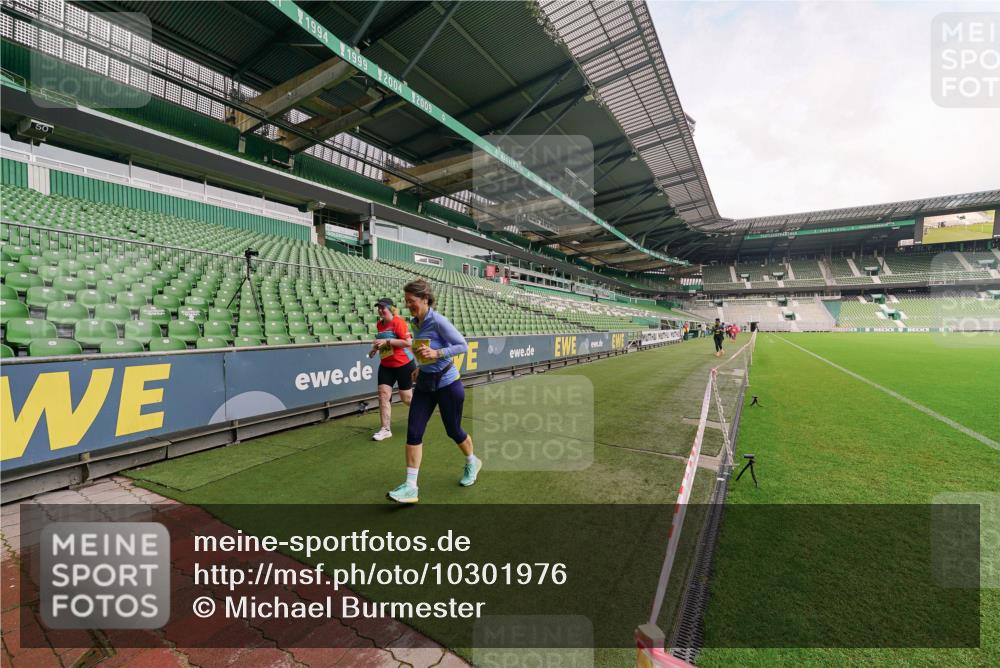 13.09.2026 - 21. swb-Marathon Bremen Michael Burmester http://msf.ph/oto/10301976 13.09.2026 10:52:23 Laufen im Stadion 10317, 10387, 10533, 10534, 10650, 10967, 10968, 11017, 11025, 11161, 11195, 11341, 11352, 11444, 11496, 11538, 11807, 12377, 12408, 12416, 12535, 12546, 10264, 10292, 10407, 10413, 10440, 10732, 10754, 10789, 10925, 11104, 11254, 11262, 11423, 11443, 11541, 11698, 11712, 11851, 11942, 11980, 12083, 12440, 12444, 12471, 12472, 12542, 12561 meine-sportfotos.de