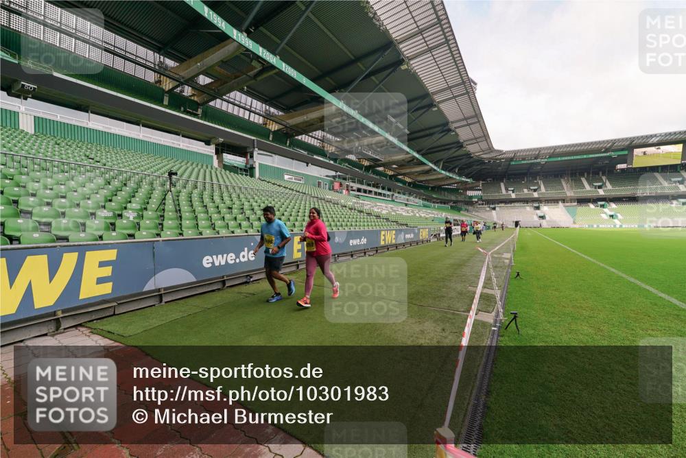 13.09.2026 - 21. swb-Marathon Bremen Michael Burmester http://msf.ph/oto/10301983 13.09.2026 10:52:41 Laufen im Stadion 10317, 10387, 10650, 10967, 10968, 11017, 11025, 11161, 11195, 11341, 11444, 11538, 12377, 12408, 12416, 12546, 10292, 10407, 10413, 10440, 10710, 10732, 10754, 10789, 10925, 11254, 11423, 11541, 11712, 11780, 11851, 11942, 11980, 12083, 12440, 12471, 12472, 12542, 12561 meine-sportfotos.de