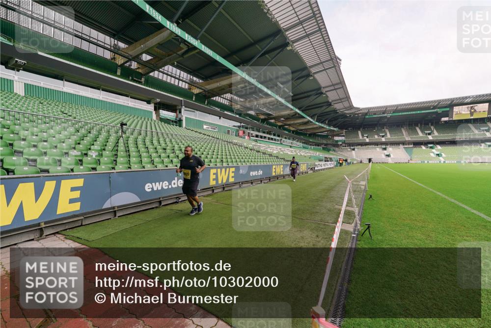 13.09.2026 - 21. swb-Marathon Bremen Michael Burmester http://msf.ph/oto/10302000 13.09.2026 10:52:59 Laufen im Stadion 10317, 10387, 10967, 10968, 11017, 11025, 11161, 11341, 11444, 11538, 12416, 12546, 10407, 10413, 10627, 10667, 10710, 10754, 11031, 11254, 11266, 11541, 11712, 11780, 11851, 11942, 11980, 12440, 12542 meine-sportfotos.de