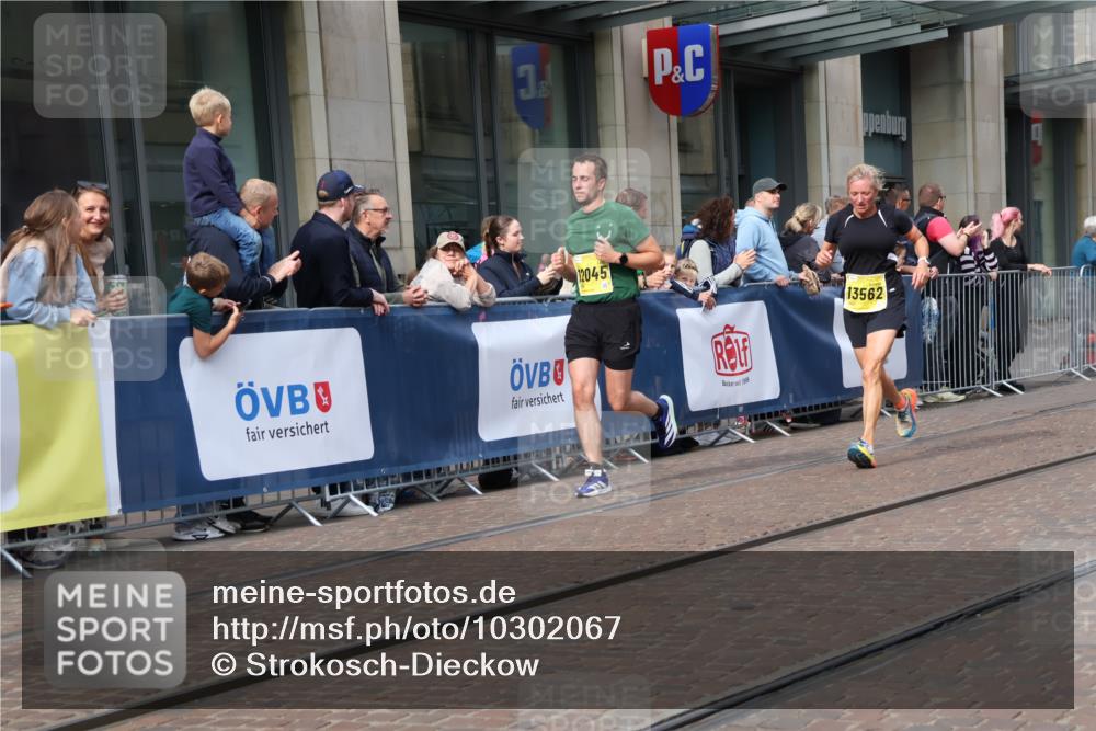 13.09.2026 - 21. swb-Marathon Bremen Strokosch-Dieckow http://msf.ph/oto/10302067 13.09.2026 10:50:16 Ziel 10233, 10267, 10525, 10764, 10840, 10923, 11220, 11276, 11622, 11664, 11680, 11742, 11753, 11774, 12045, 12052, 12078, 12309, 12447, 12488, 13544, 13562, 10170, 10452, 10593, 10876, 11111, 11128, 11178, 11415, 11497, 11499, 12240, 12269, 12510 meine-sportfotos.de