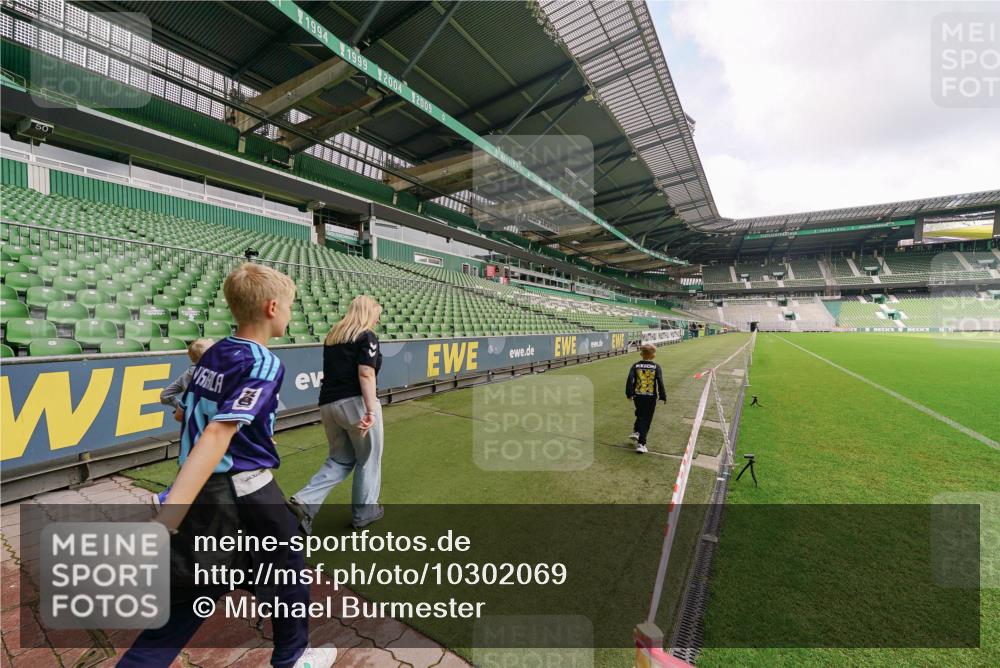 13.09.2026 - 21. swb-Marathon Bremen Michael Burmester http://msf.ph/oto/10302069 13.09.2026 11:20:31 Laufen im Stadion  meine-sportfotos.de
