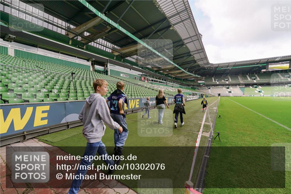 13.09.2026 - 21. swb-Marathon Bremen Michael Burmester http://msf.ph/oto/10302076 13.09.2026 11:20:33 Laufen im Stadion  meine-sportfotos.de
