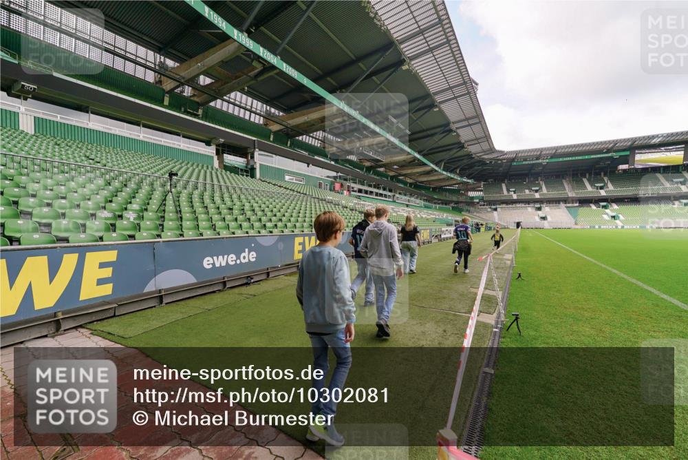 13.09.2026 - 21. swb-Marathon Bremen Michael Burmester http://msf.ph/oto/10302081 13.09.2026 11:20:35 Laufen im Stadion  meine-sportfotos.de