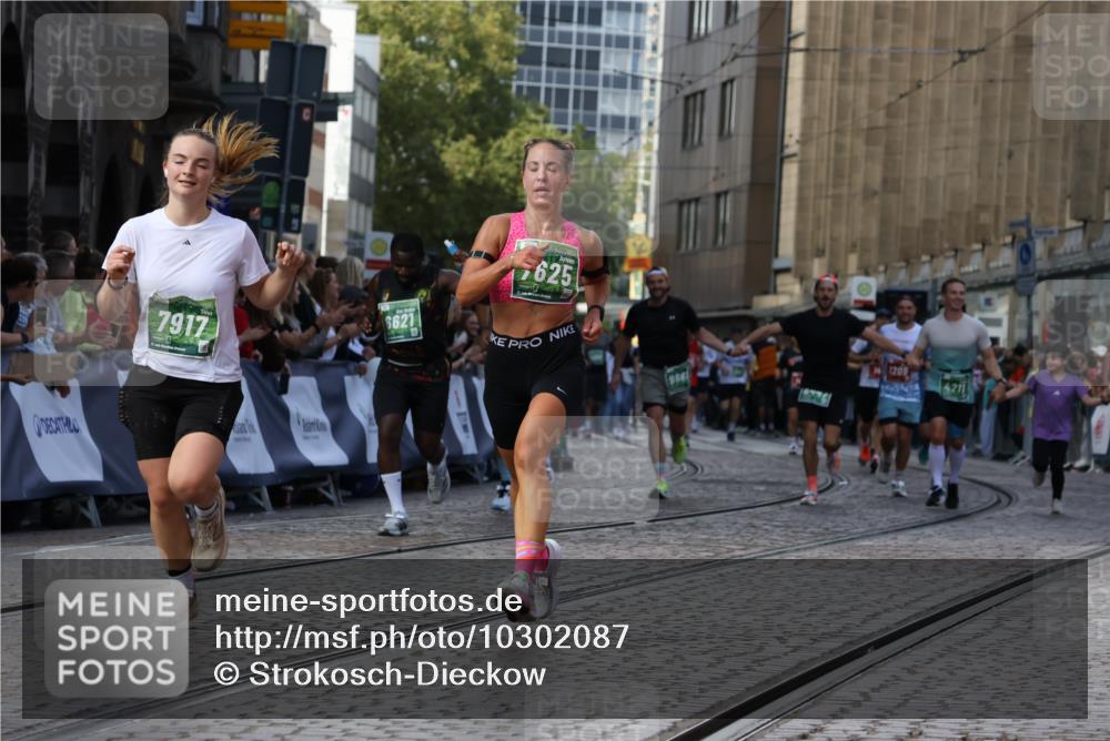 13.09.2026 - 21. swb-Marathon Bremen Strokosch-Dieckow http://msf.ph/oto/10302087 13.09.2026 13:22:09 Ziel 141, 572, 1209, 1254, 2051, 2088, 2397, 3290, 3338, 3695, 3774, 3934, 4581, 4735, 5193, 6865, 6976, 7098, 8438, 8947, 9059, 9421, 10120, 1601, 2499, 4204, 4211, 6621, 7625, 7917, 8447, 8574, 9668 meine-sportfotos.de