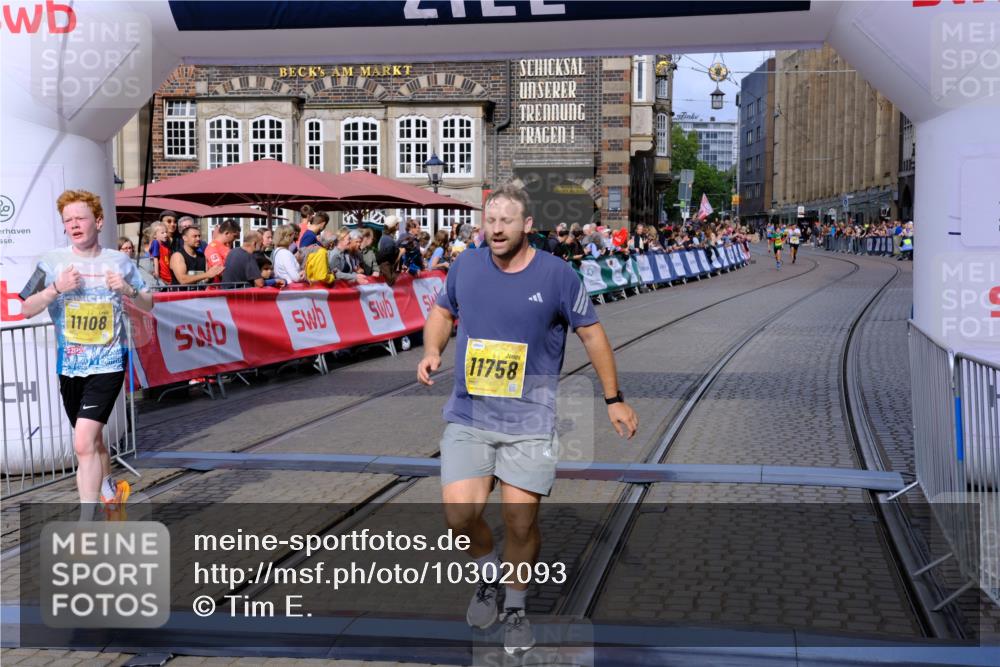 13.09.2026 - 21. swb-Marathon Bremen Tim E. http://msf.ph/oto/10302093 13.09.2026 10:44:27 Ziel 10342, 11108, 11644, 11758, 13538 meine-sportfotos.de