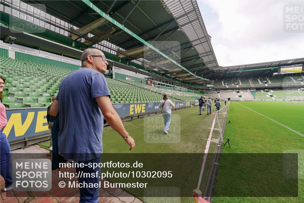 13.09.2026 - 21. swb-Marathon Bremen Michael Burmester http://msf.ph/oto/10302095 13.09.2026 11:20:40 Laufen im Stadion  meine-sportfotos.de