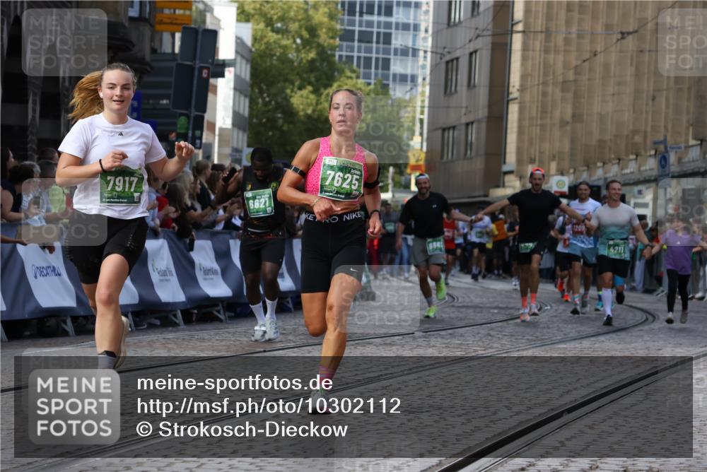 13.09.2026 - 21. swb-Marathon Bremen Strokosch-Dieckow http://msf.ph/oto/10302112 13.09.2026 13:22:09 Ziel 141, 572, 1209, 1254, 2051, 2088, 2397, 3290, 3338, 3695, 3774, 3934, 4581, 4735, 5193, 6865, 6976, 7098, 8438, 8947, 9059, 9421, 10120, 1601, 2499, 4204, 4211, 6621, 7625, 7917, 8447, 8574, 9668 meine-sportfotos.de