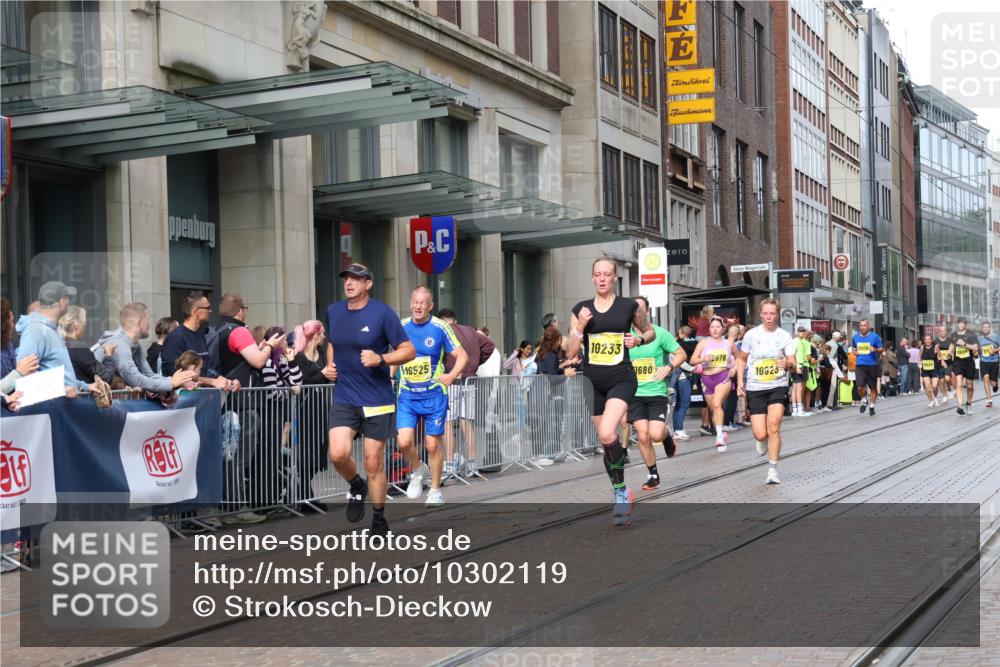 13.09.2026 - 21. swb-Marathon Bremen Strokosch-Dieckow http://msf.ph/oto/10302119 13.09.2026 10:50:19 Ziel 10233, 10267, 10525, 10764, 10840, 11076, 11220, 11276, 11622, 11664, 11680, 11742, 11753, 11774, 11961, 12052, 12070, 12078, 12309, 12447, 12488, 13544, 10170, 10452, 10876, 10923, 11111, 11128, 11178, 11415, 11497, 11499, 11680, 12045, 12240, 12269, 12510, 13562 meine-sportfotos.de