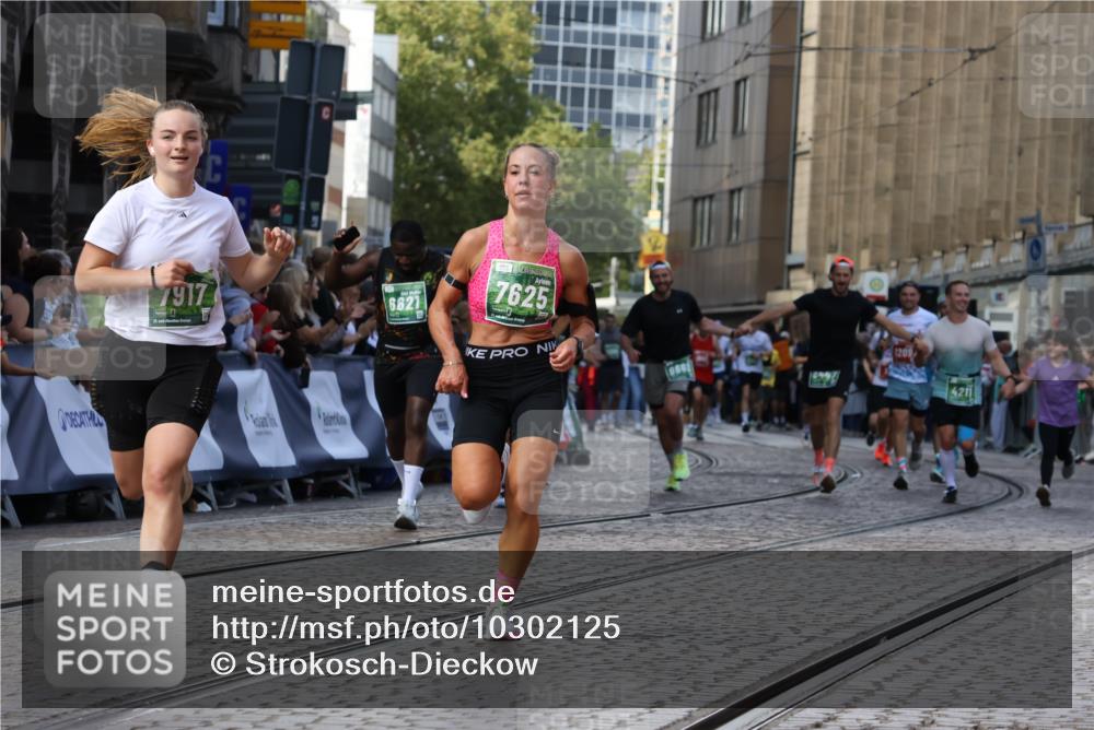 13.09.2026 - 21. swb-Marathon Bremen Strokosch-Dieckow http://msf.ph/oto/10302125 13.09.2026 13:22:09 Ziel 141, 572, 1209, 1254, 2051, 2088, 2397, 3290, 3338, 3695, 3774, 3934, 4581, 4735, 5193, 6865, 6976, 7098, 8438, 8947, 9059, 9421, 10120, 1601, 2499, 4204, 4211, 6621, 7625, 7917, 8447, 8574, 9668 meine-sportfotos.de