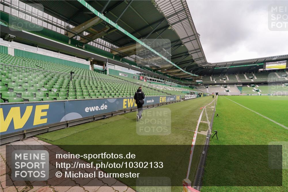 13.09.2026 - 21. swb-Marathon Bremen Michael Burmester http://msf.ph/oto/10302133 13.09.2026 11:45:14 Laufen im Stadion  meine-sportfotos.de