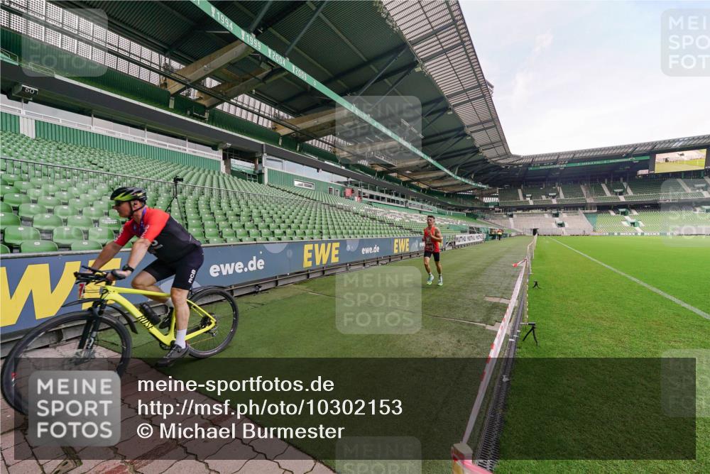 13.09.2026 - 21. swb-Marathon Bremen Michael Burmester http://msf.ph/oto/10302153 13.09.2026 11:54:04 Laufen im Stadion  meine-sportfotos.de