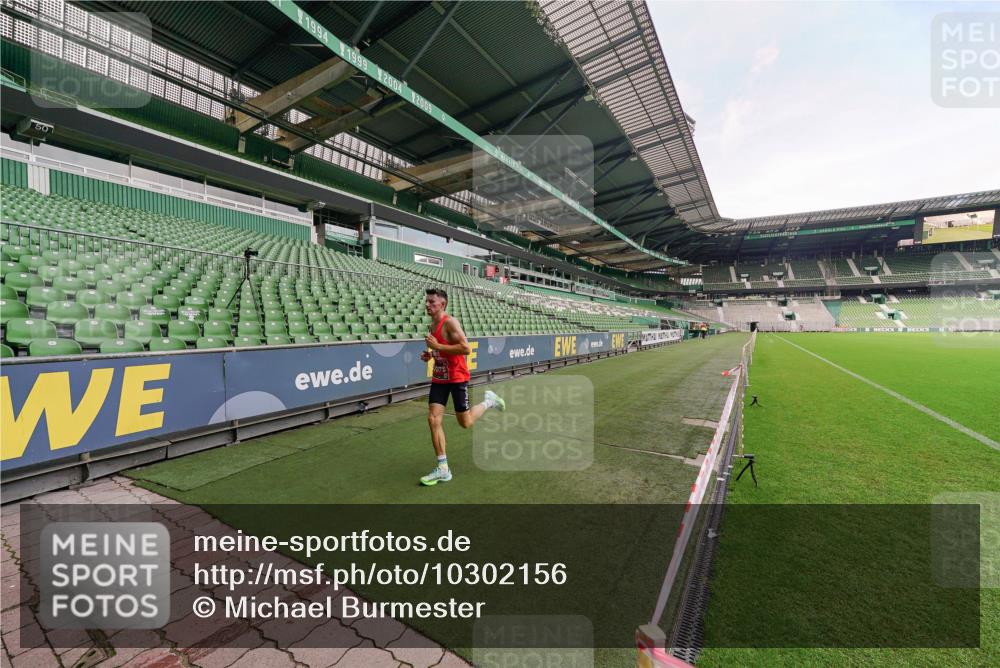 13.09.2026 - 21. swb-Marathon Bremen Michael Burmester http://msf.ph/oto/10302156 13.09.2026 11:54:05 Laufen im Stadion  meine-sportfotos.de