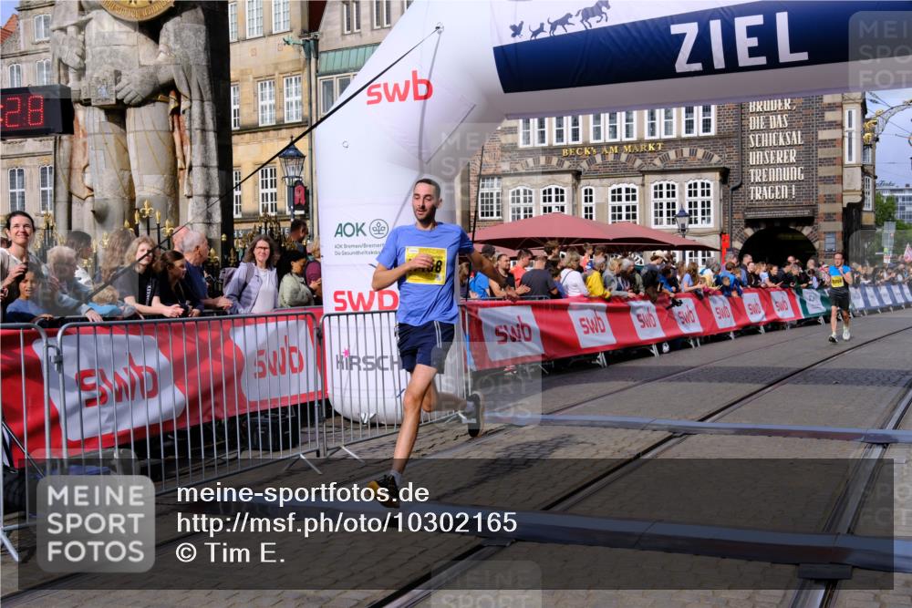 13.09.2026 - 21. swb-Marathon Bremen Tim E. http://msf.ph/oto/10302165 13.09.2026 10:44:45 Ziel 10454, 10806, 10956, 11148, 11438 meine-sportfotos.de
