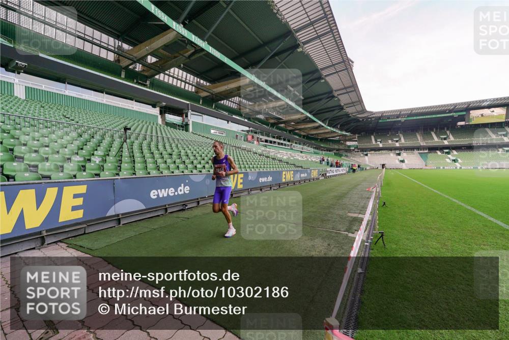 13.09.2026 - 21. swb-Marathon Bremen Michael Burmester http://msf.ph/oto/10302186 13.09.2026 12:01:02 Laufen im Stadion 1956 meine-sportfotos.de