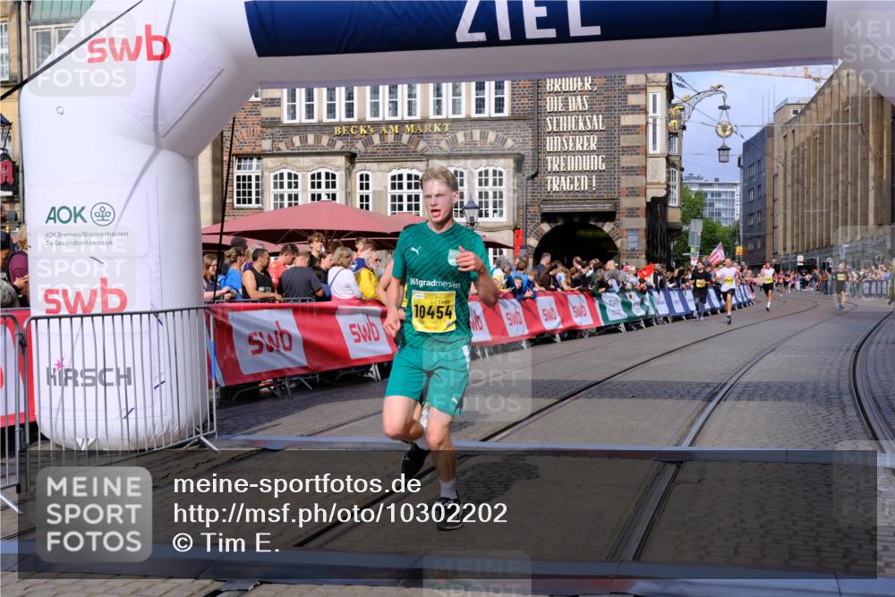 13.09.2026 - 21. swb-Marathon Bremen Tim E. http://msf.ph/oto/10302202 13.09.2026 10:44:48 Ziel 10454, 10806, 10861, 10956, 11148, 11438, 11615, 12473 meine-sportfotos.de