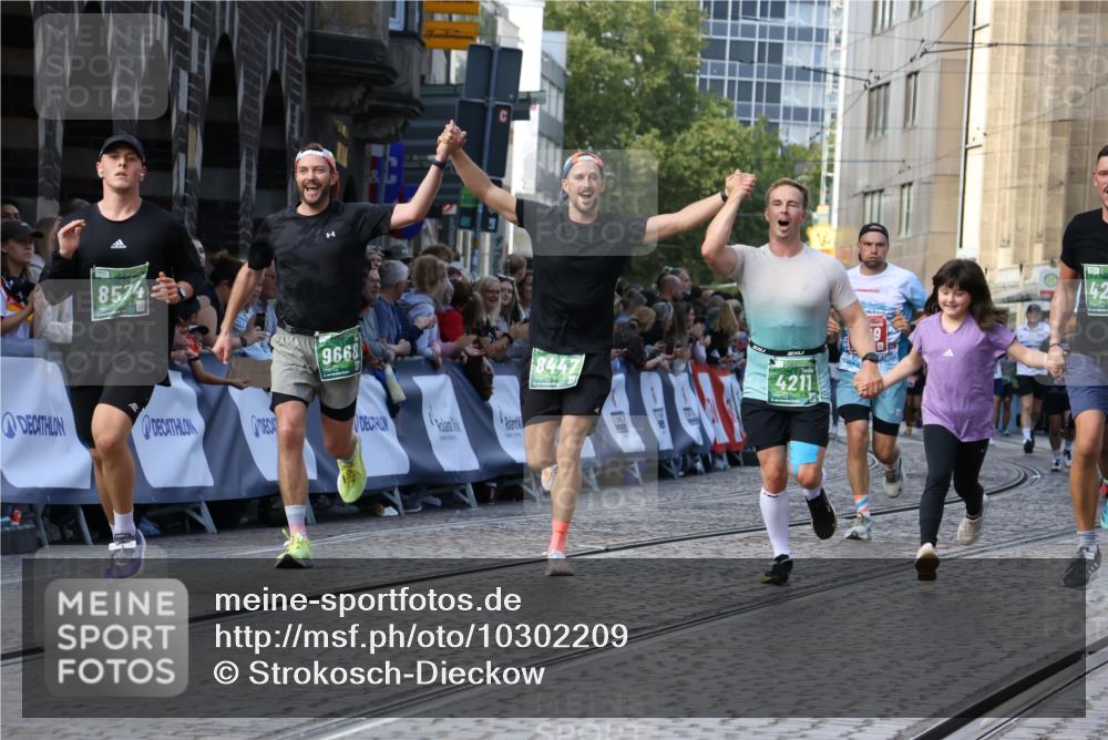 13.09.2026 - 21. swb-Marathon Bremen Strokosch-Dieckow http://msf.ph/oto/10302209 13.09.2026 13:22:14 Ziel 141, 148, 572, 1209, 2051, 3290, 3338, 3774, 3934, 4581, 4735, 5193, 6976, 7098, 8438, 8452, 8924, 8947, 9421, 9599, 10120, 1933, 2499, 3855, 4204, 4211, 8447, 8574, 9668 meine-sportfotos.de