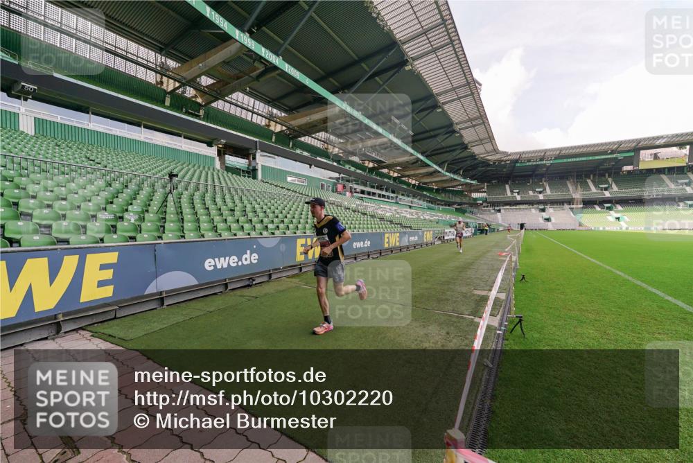 13.09.2026 - 21. swb-Marathon Bremen Michael Burmester http://msf.ph/oto/10302220 13.09.2026 12:10:08 Laufen im Stadion 692, 1046, 1671, 2054, 176, 1091, 1681 meine-sportfotos.de